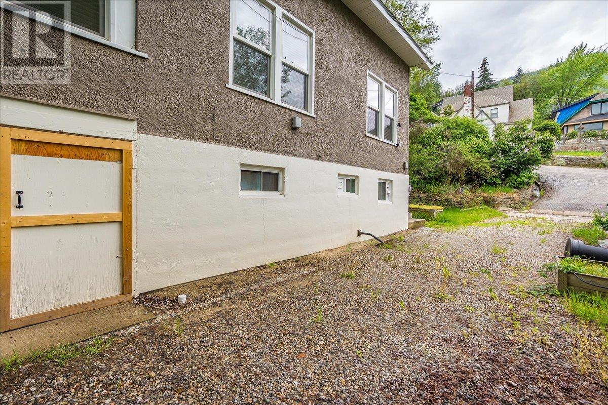 1667 Cedar Avenue, Trail, British Columbia  V1R 4C9 - Photo 5 - 10347396