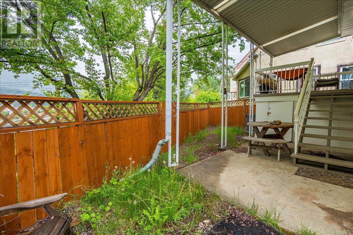 1667 Cedar Avenue, Trail, British Columbia  V1R 4C9 - Photo 6 - 10347396