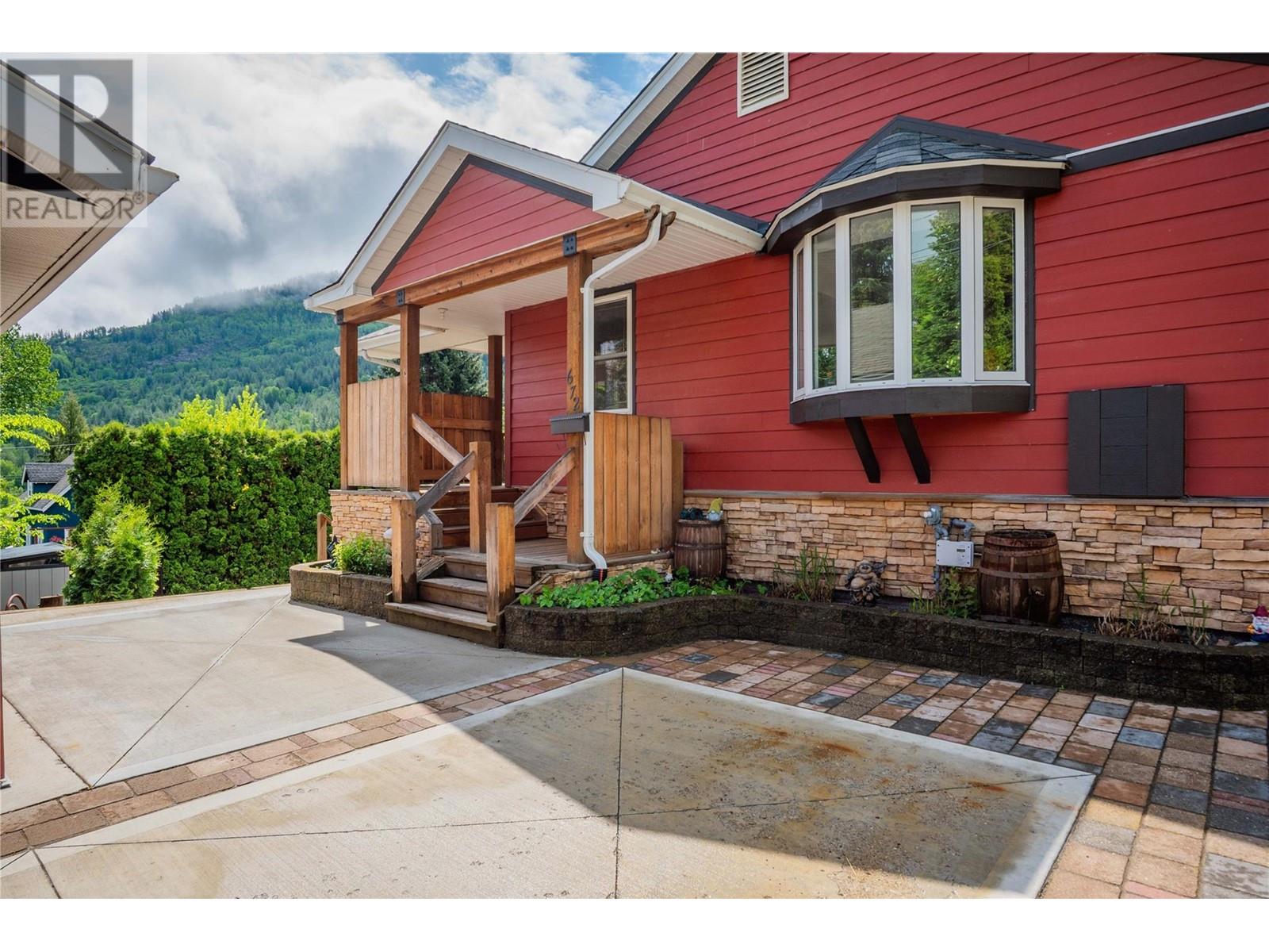 672 Calder Drive, Warfield, British Columbia  V1R 2H8 - Photo 1 - 10347104