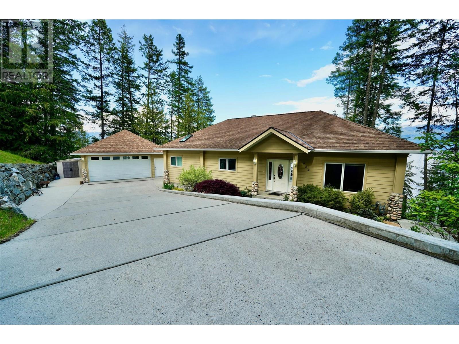 924 Queens Road, Balfour, British Columbia  V0G 1C0 - Photo 2 - 10349082