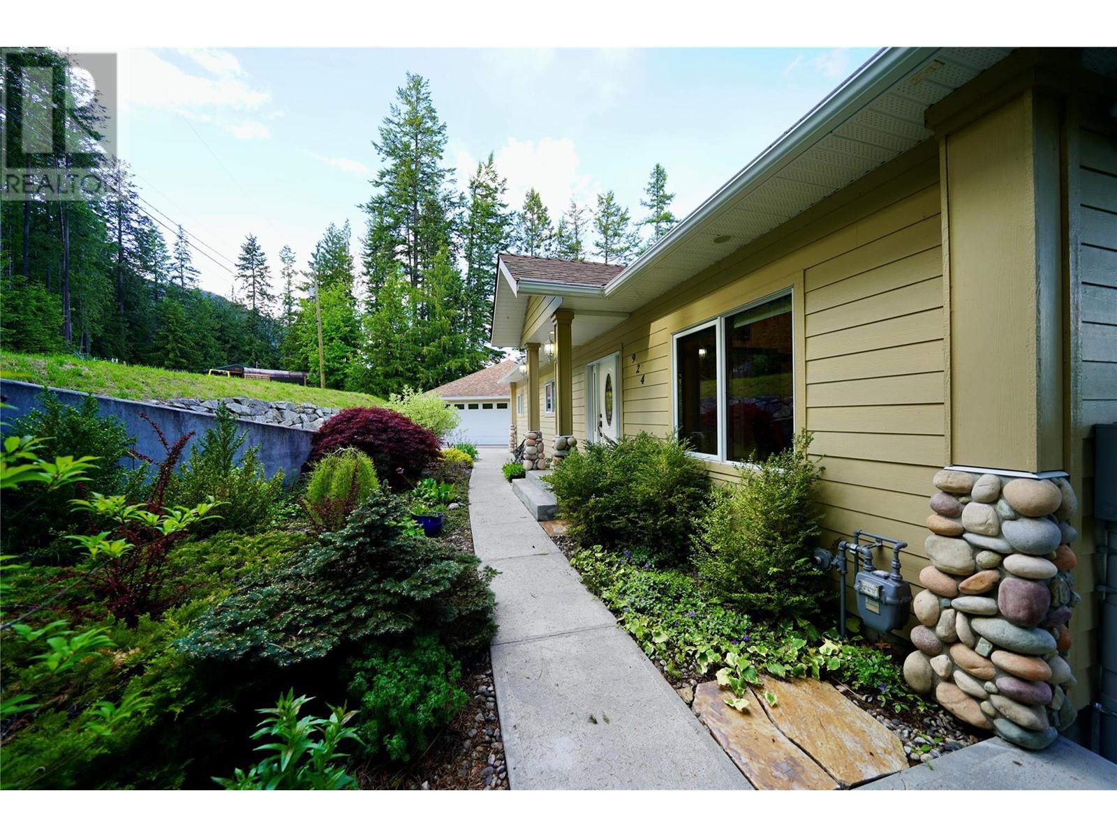 924 Queens Road, Balfour, British Columbia  V0G 1C0 - Photo 8 - 10349082