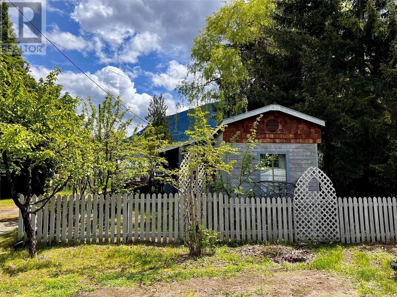 814 Josephine Street, New Denver, British Columbia  V0G 1S0 - Photo 2 - 10347610