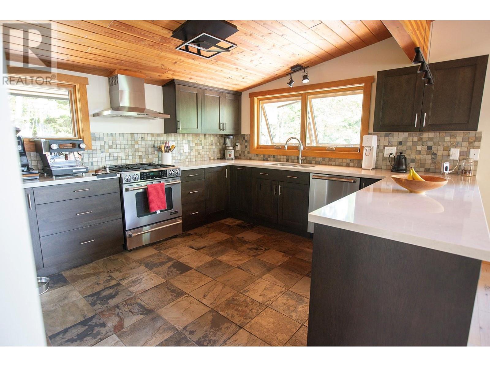 1670 Park Street, Rossland, British Columbia  V0G 1Y0 - Photo 3 - 10349132