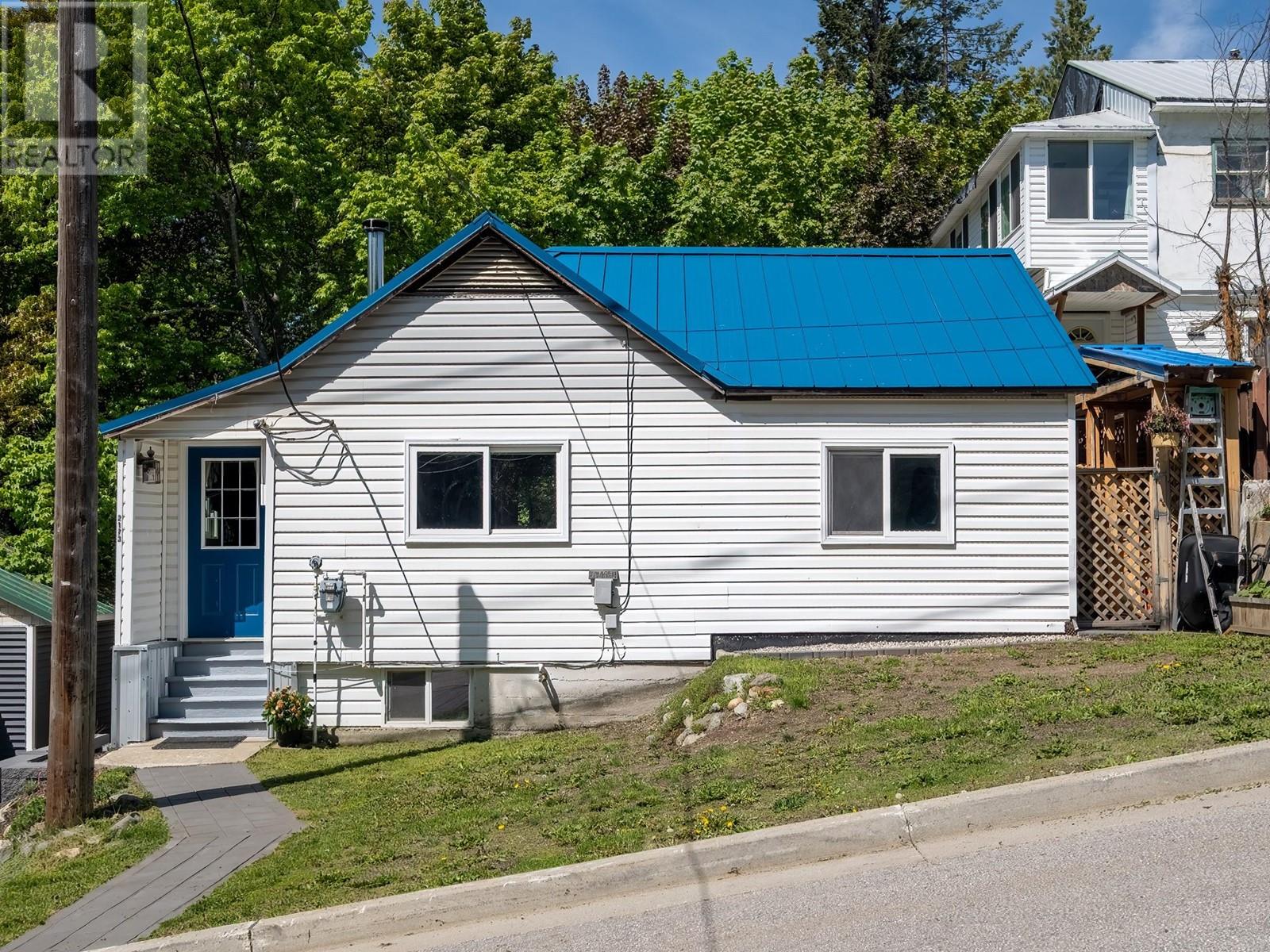 2173 Spokane Street, Rossland, British Columbia  V0G 1Y0 - Photo 1 - 10349211