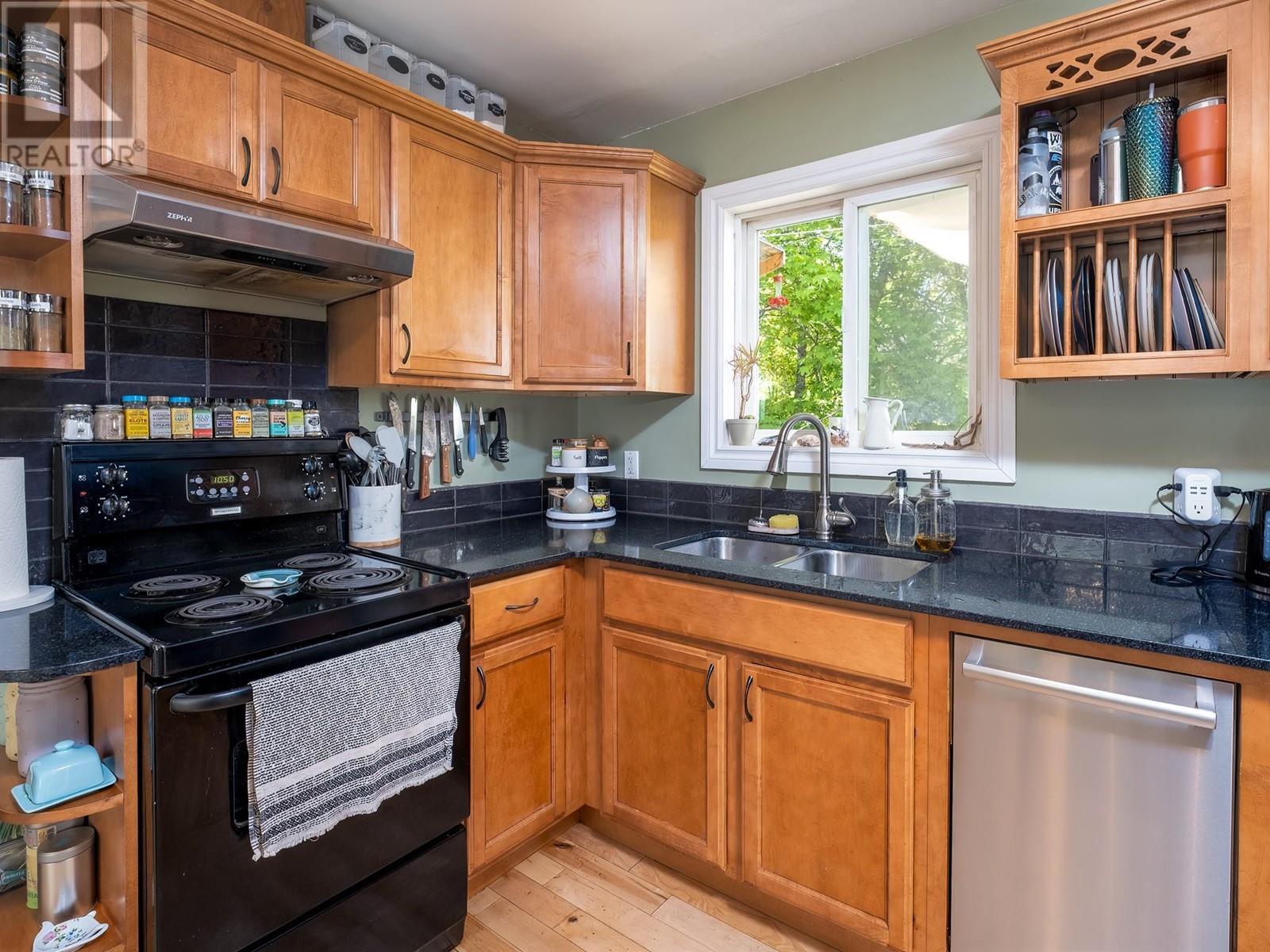 2173 Spokane Street, Rossland, British Columbia  V0G 1Y0 - Photo 10 - 10349211