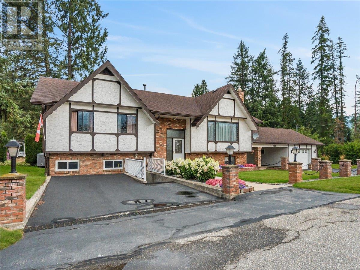 1731 Barrett Drive, Fruitvale, British Columbia  V0G 1L0 - Photo 2 - 10349574