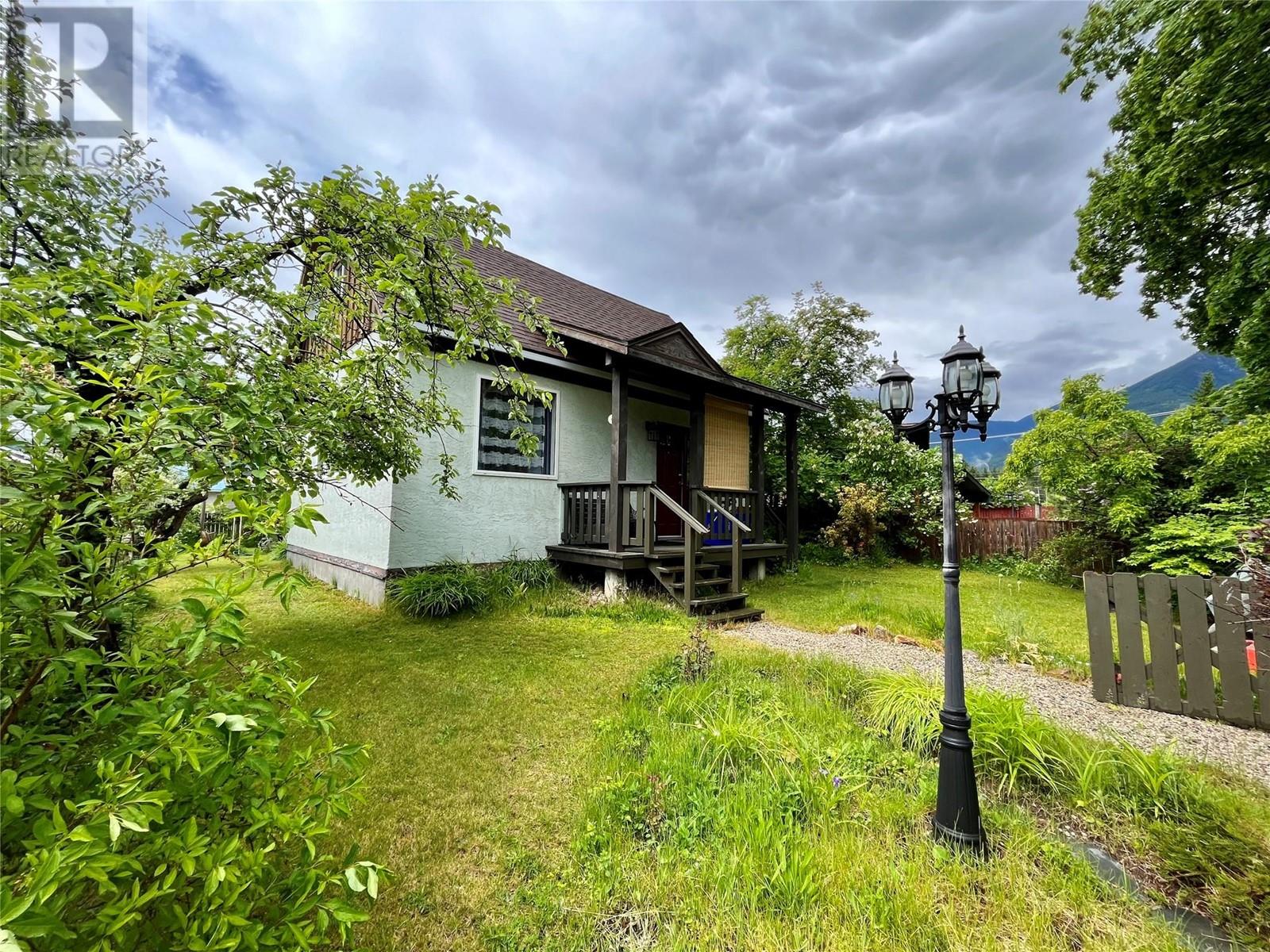 310 4th Avenue Nw, Nakusp, British Columbia  V0G 1R0 - Photo 1 - 10349698