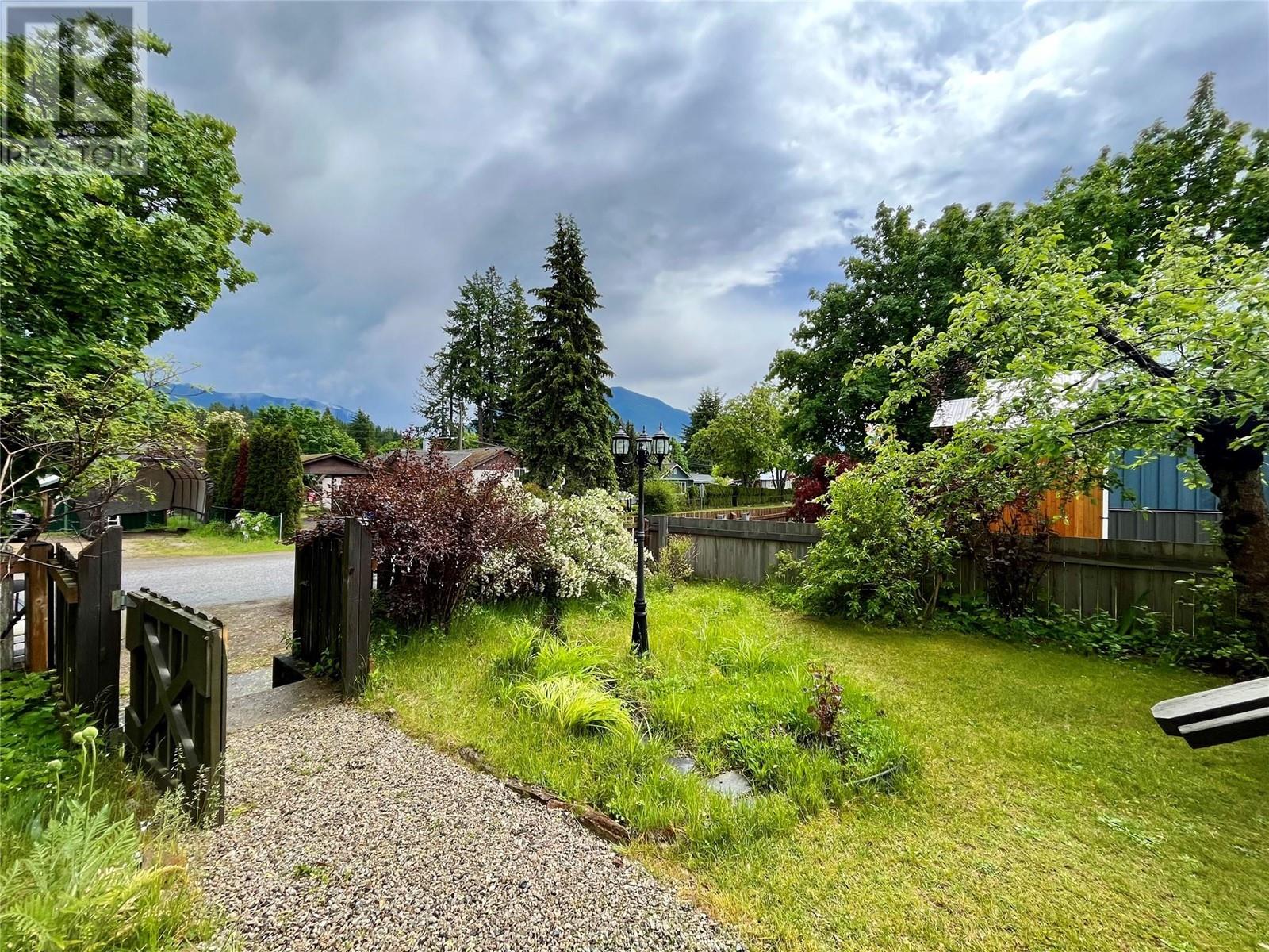 310 4th Avenue Nw, Nakusp, British Columbia  V0G 1R0 - Photo 3 - 10349698