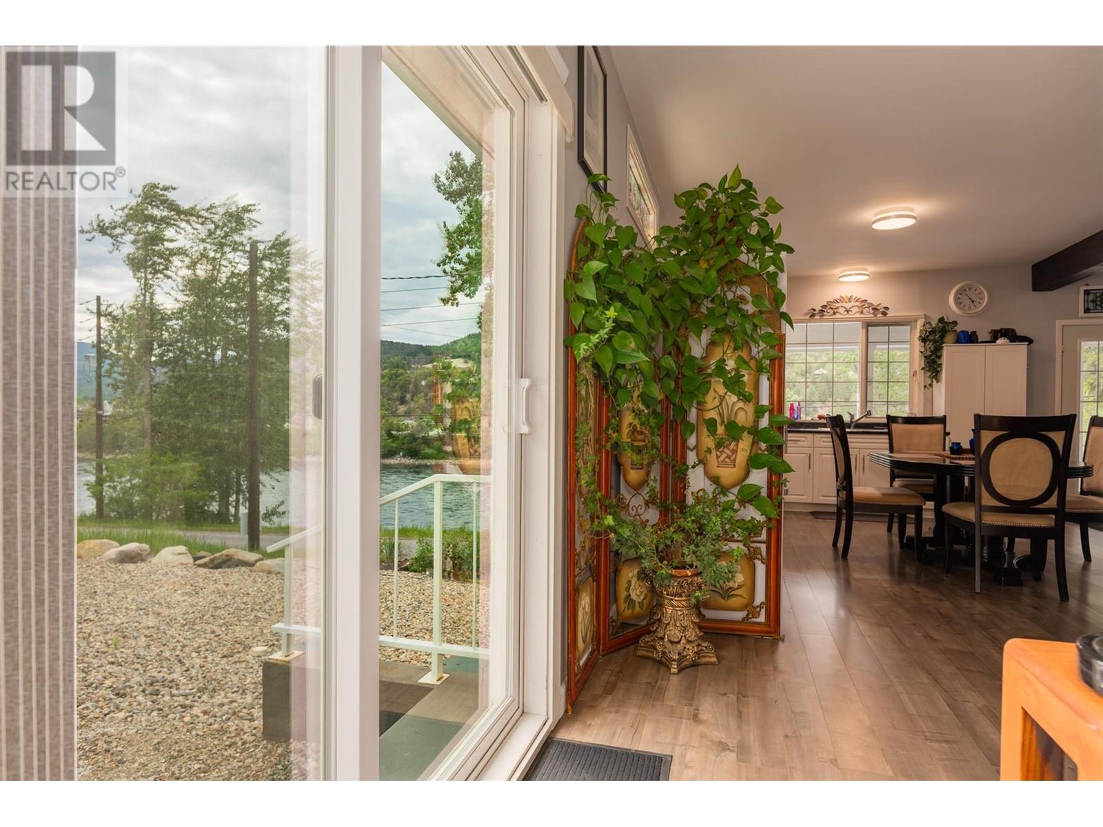 2060 Casino Road, Trail, British Columbia  V1R 4X3 - Photo 16 - 10349408