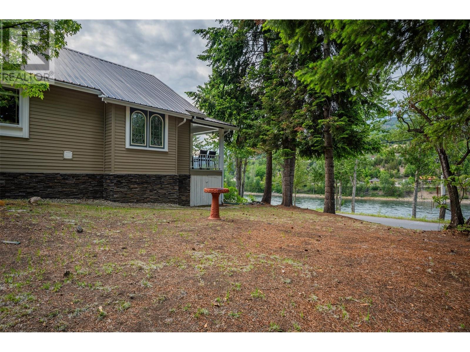 2060 Casino Road, Trail, British Columbia  V1R 4X3 - Photo 37 - 10349408