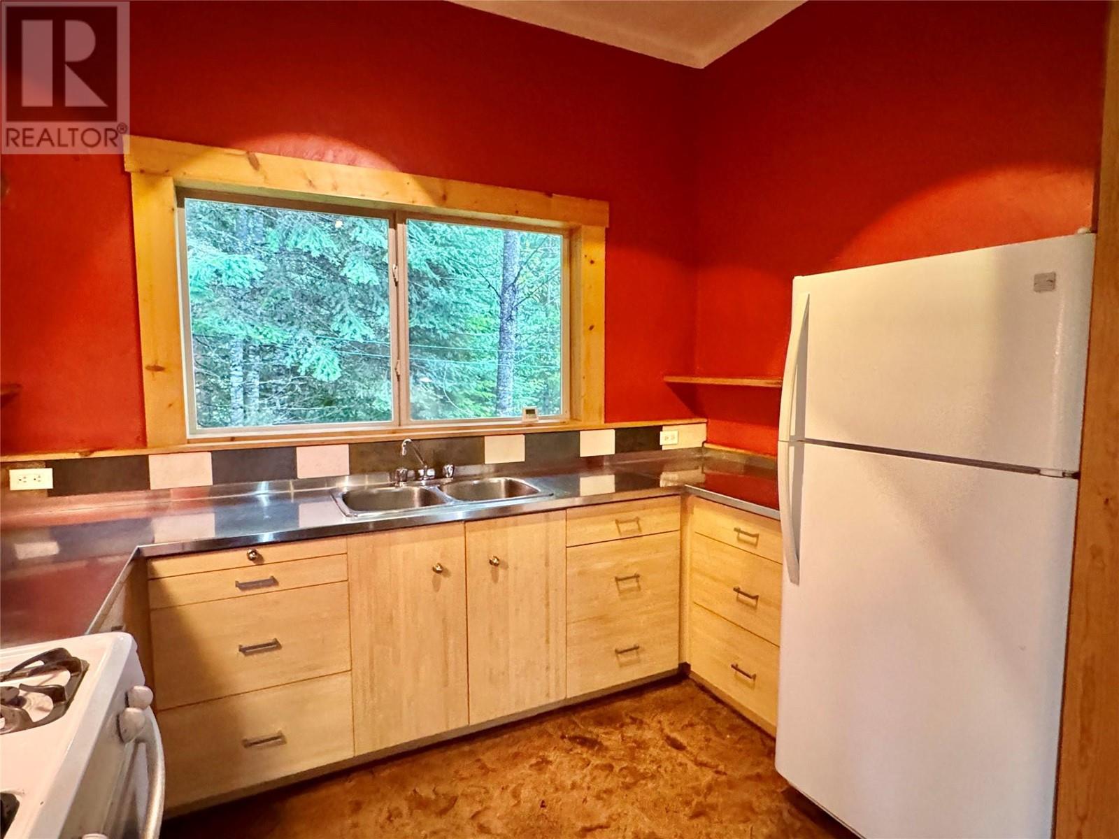 6610 6 Highway, Ymir, British Columbia  V0G 2K0 - Photo 11 - 10349047