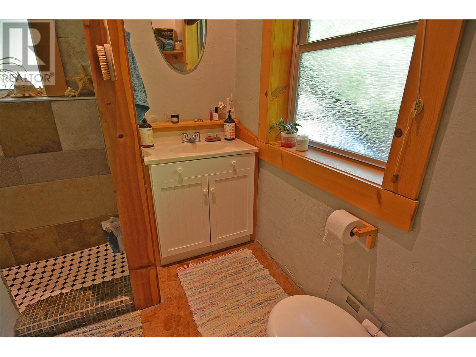 6610 6 Highway, Ymir, British Columbia  V0G 2K0 - Photo 25 - 10349047