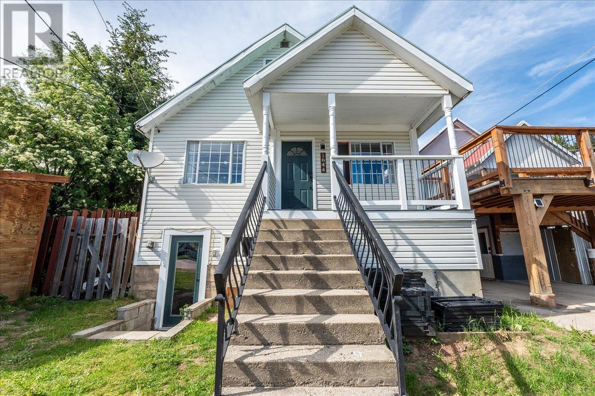 <div class="slider-price">$559,000</div><p>1644 Leroi Avenue, Rossland, British Columbia</p>