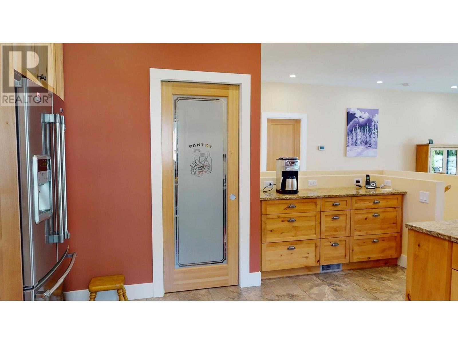 2475 Colin Crescent, Trail, British Columbia  V1R 4T4 - Photo 4 - 10350212