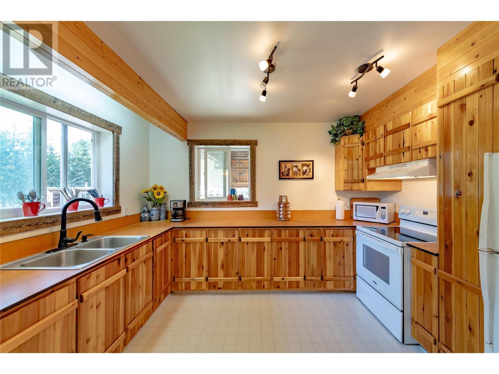9848 6 Highway, Salmo, British Columbia  V0G 1Z0 - Photo 12 - 10347810