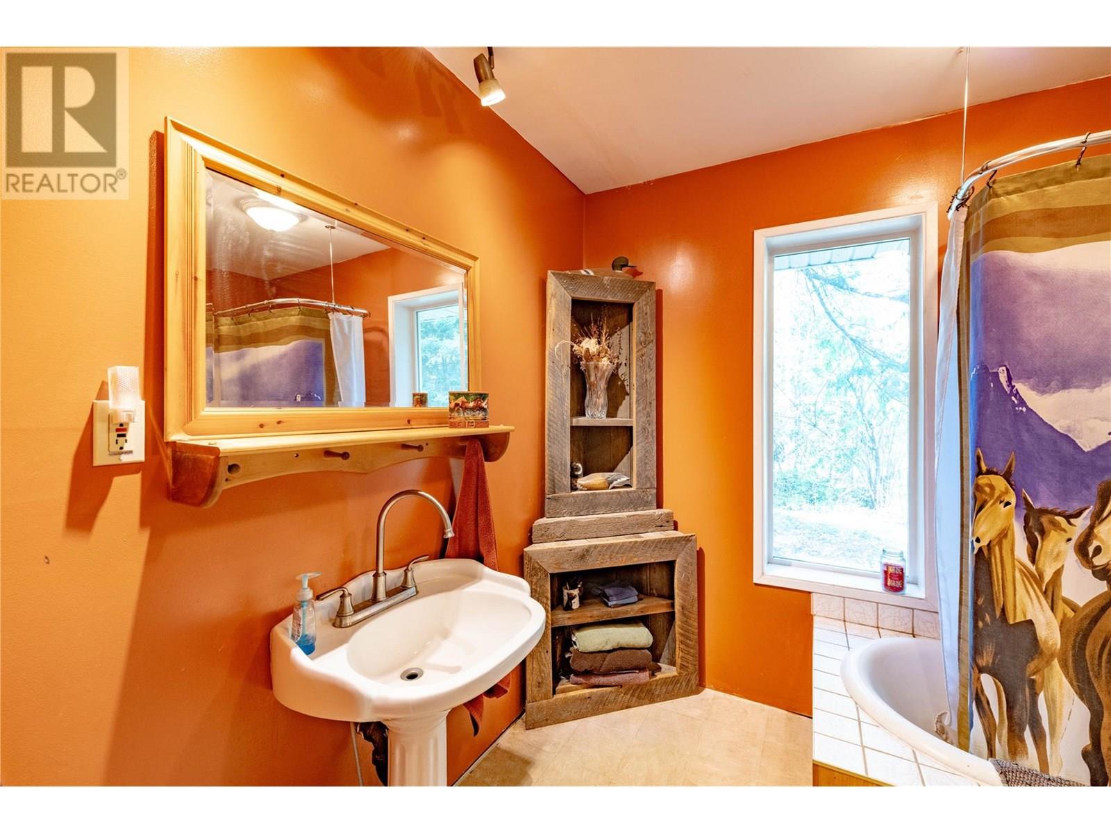 9848 6 Highway, Salmo, British Columbia  V0G 1Z0 - Photo 23 - 10347810