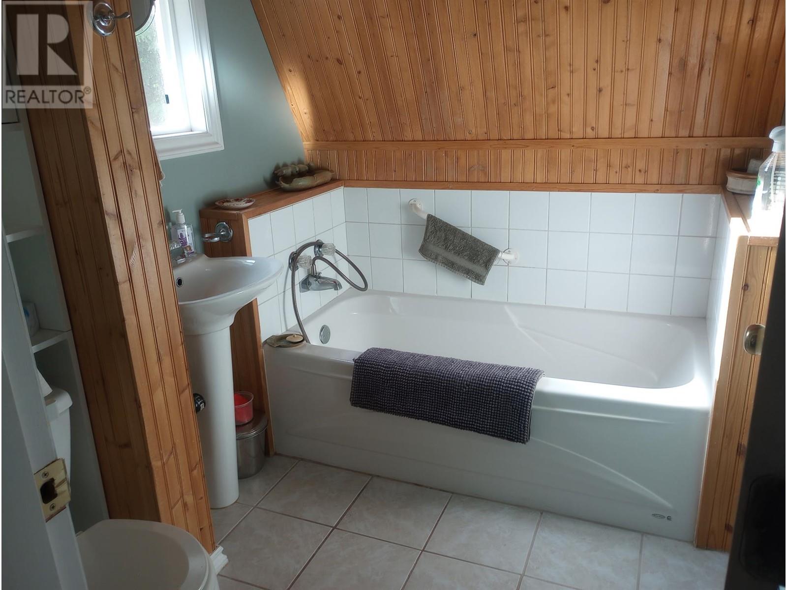 7812 6 Highway, Fauquier, British Columbia  V0G 1K0 - Photo 8 - 10350417