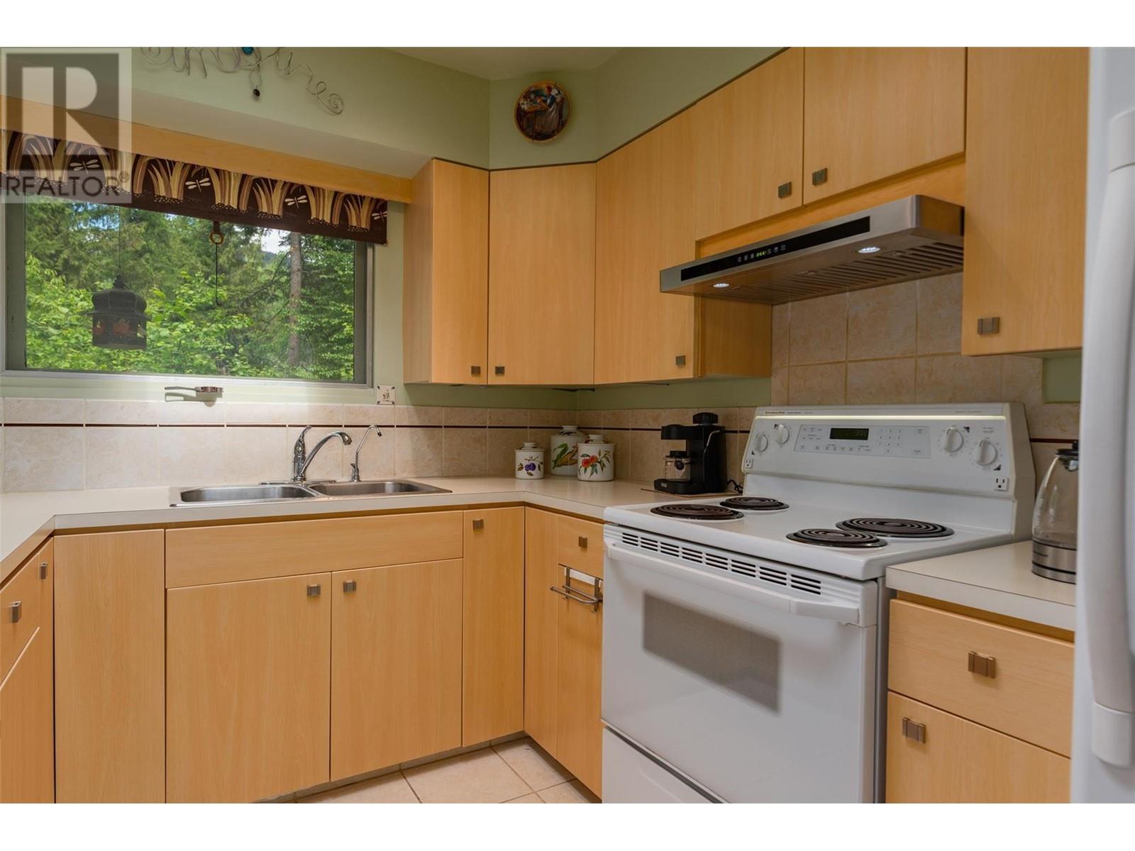 2083 Green Road, Fruitvale, British Columbia  V0G 1L1 - Photo 10 - 10350846