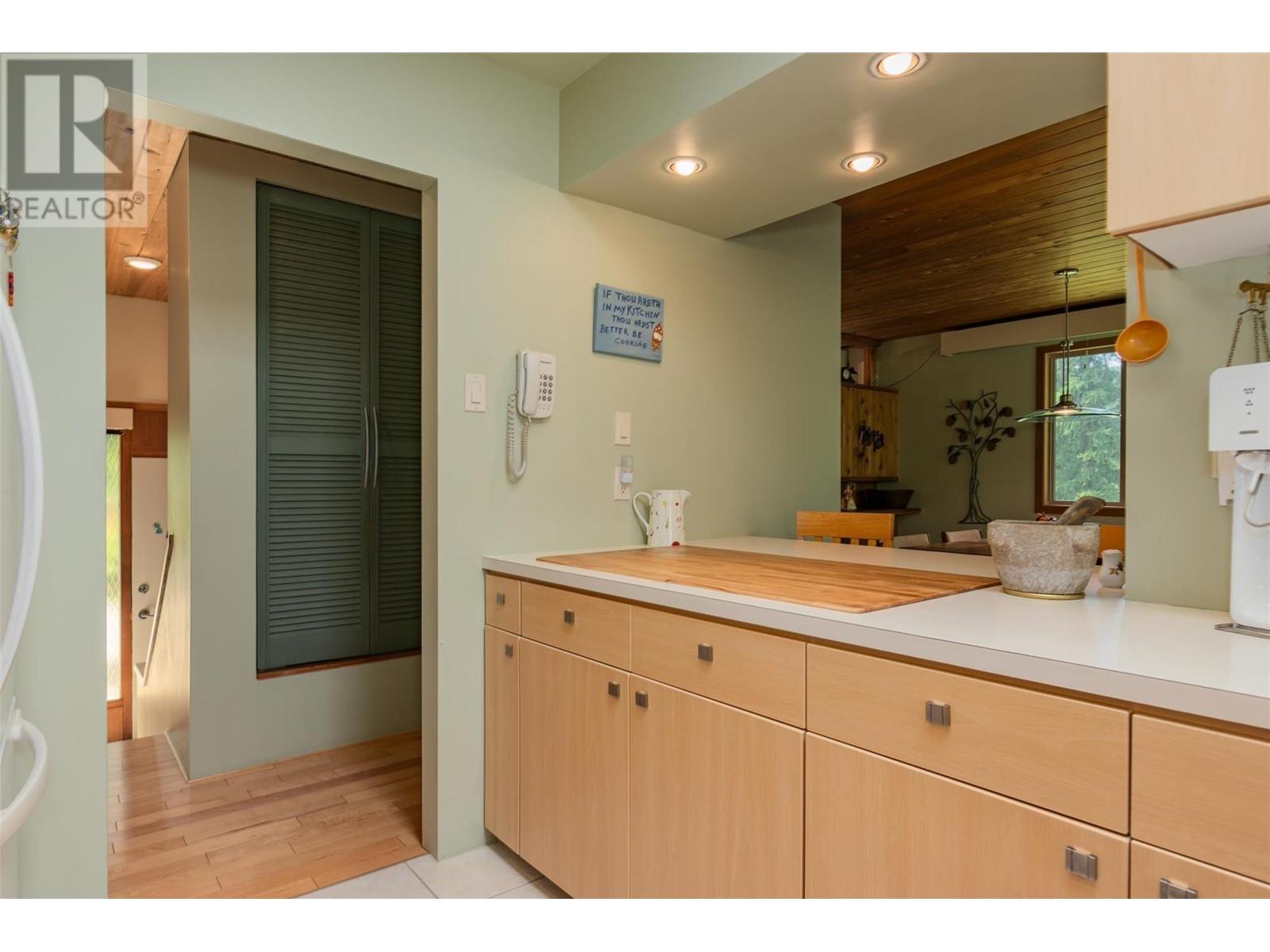 2083 Green Road, Fruitvale, British Columbia  V0G 1L1 - Photo 11 - 10350846