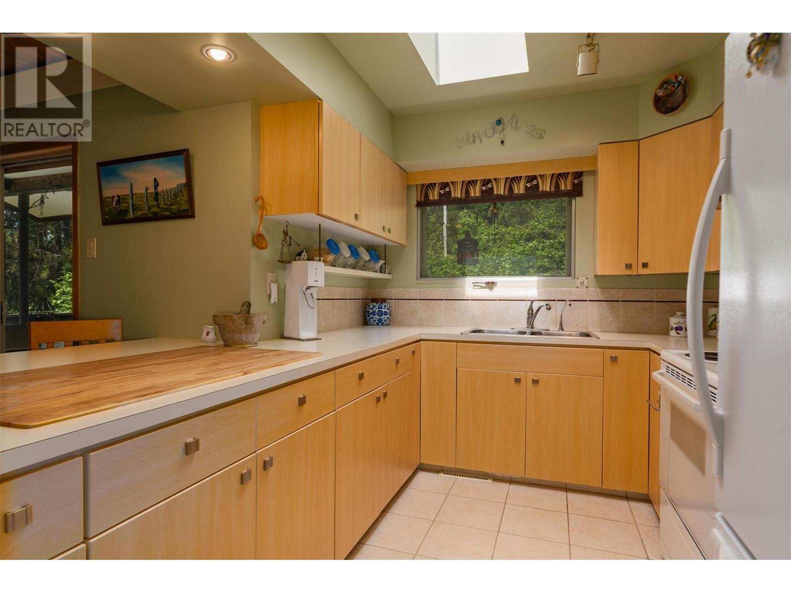 2083 Green Road, Fruitvale, British Columbia  V0G 1L1 - Photo 9 - 10350846