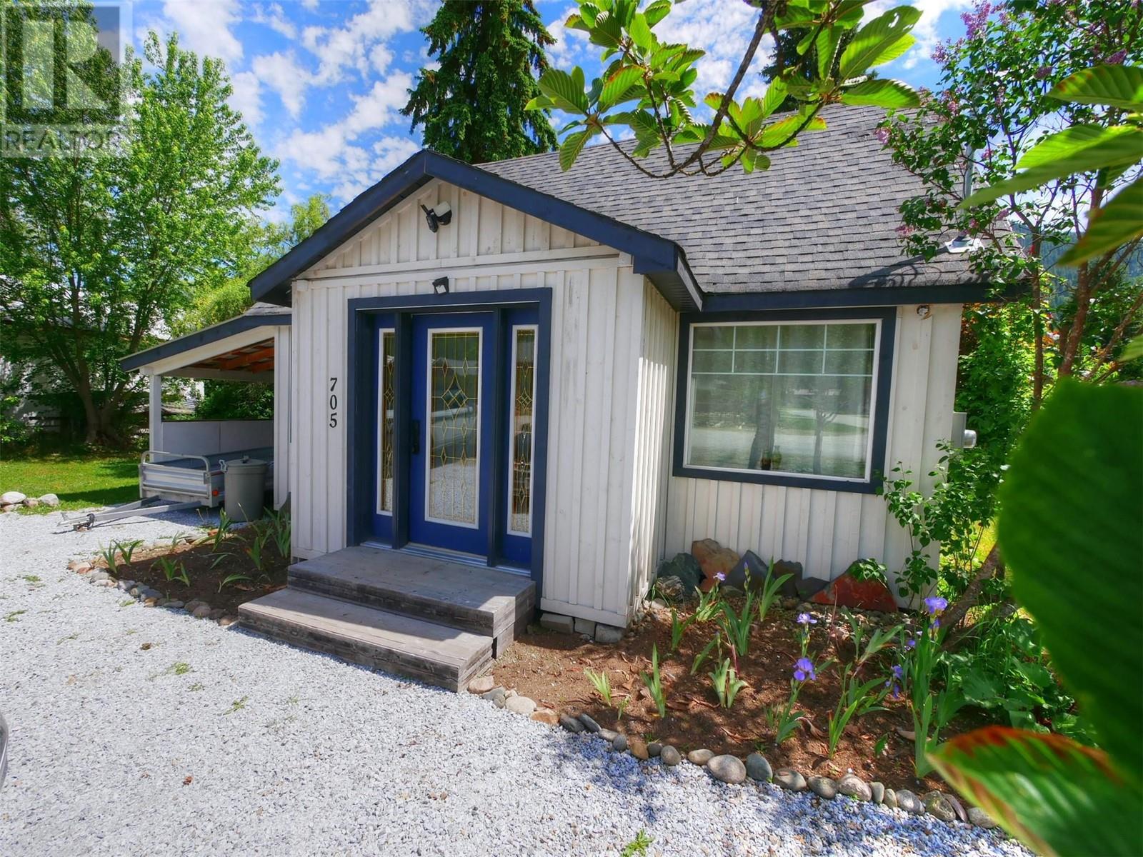 705 Glendale Avenue, Salmo, British Columbia  V0G 1Z0 - Photo 1 - 10351029