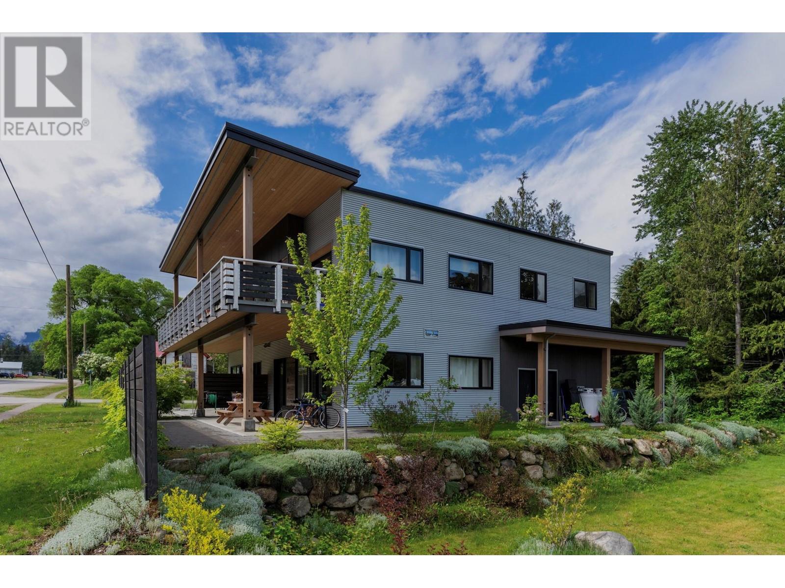 617 Harold Street, Slocan, British Columbia  V0G 2C0 - Photo 1 - 10351110