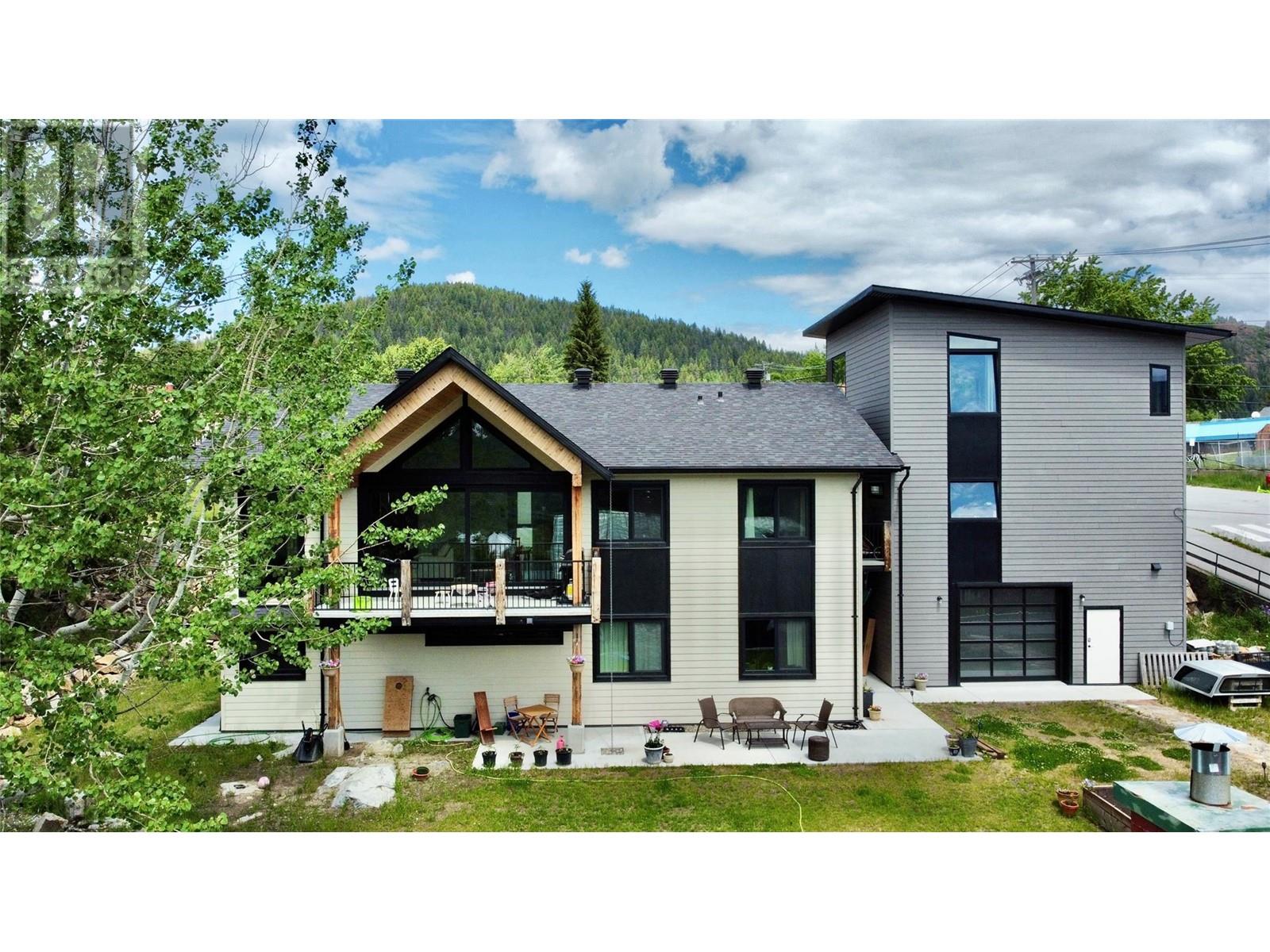 2075 St Paul Street, Rossland, British Columbia  V0G 1Y0 - Photo 2 - 10349851