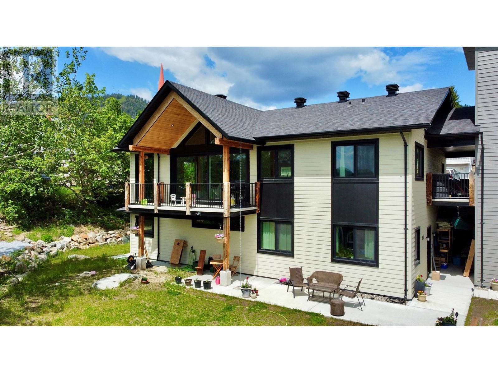 2075 St Paul Street, Rossland, British Columbia  V0G 1Y0 - Photo 3 - 10349851