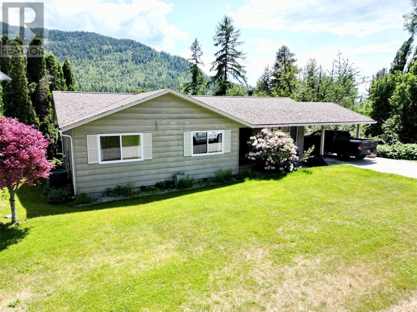 837 9th Street, Montrose, British Columbia  V0G 1P0 - Photo 1 - 10350922