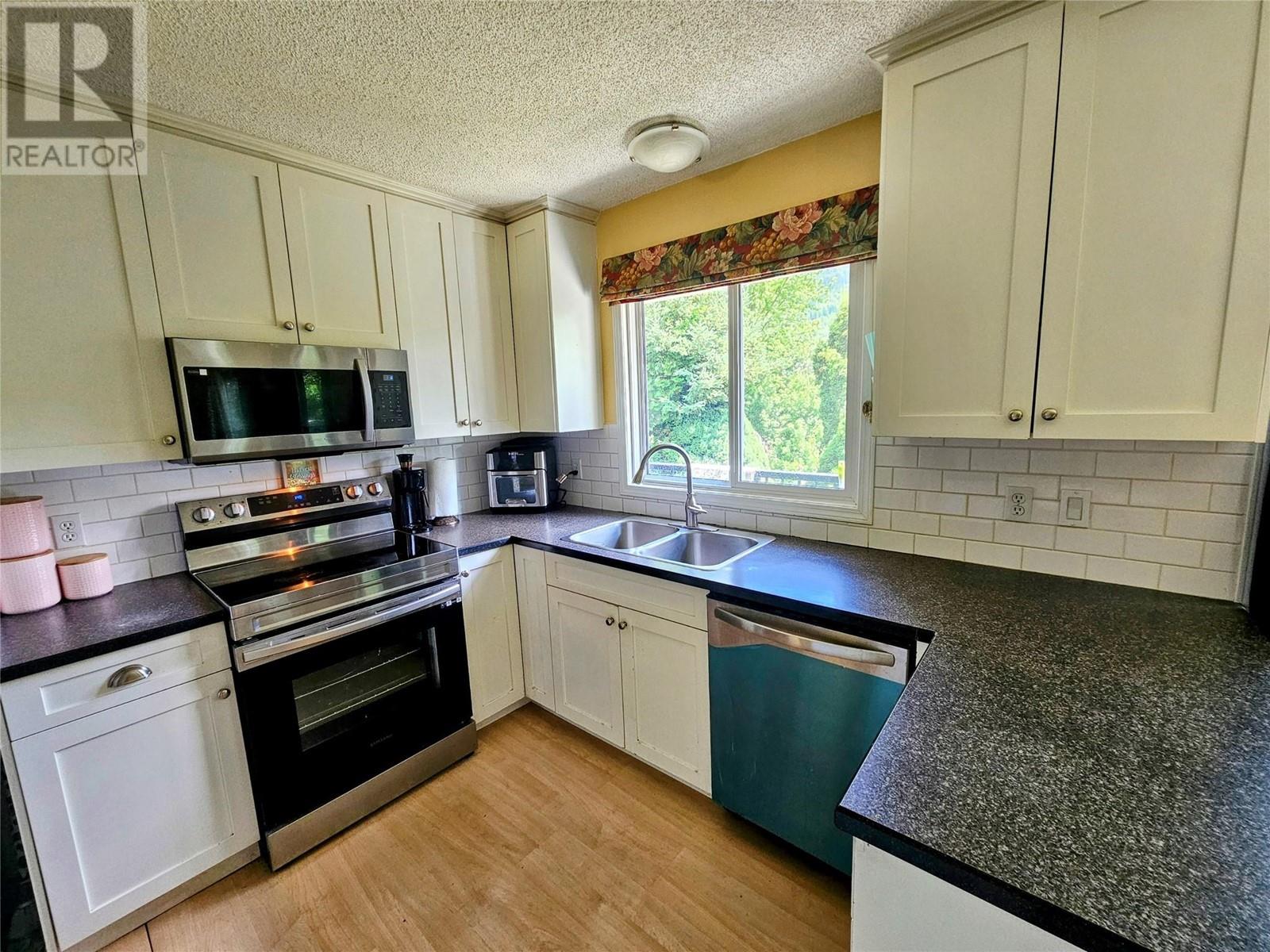 837 9th Street, Montrose, British Columbia  V0G 1P0 - Photo 10 - 10350922