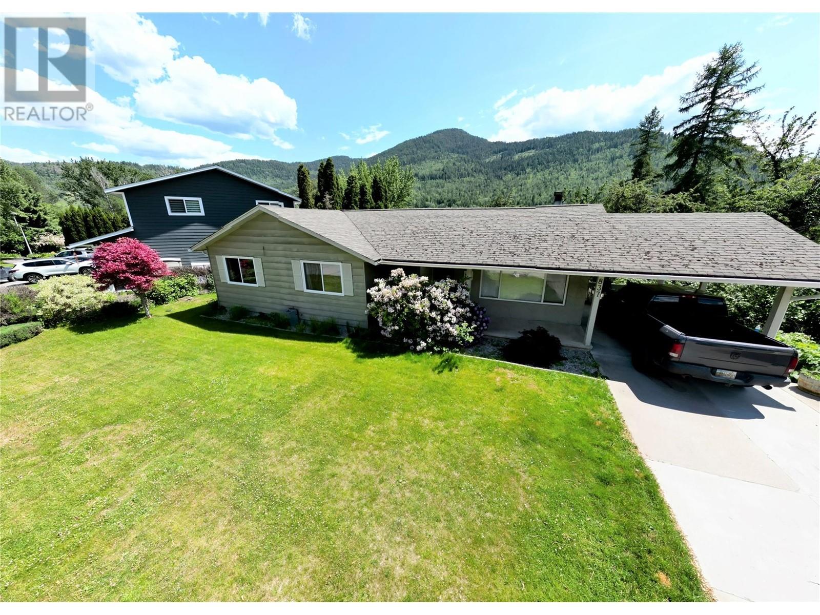 837 9th Street, Montrose, British Columbia  V0G 1P0 - Photo 2 - 10350922