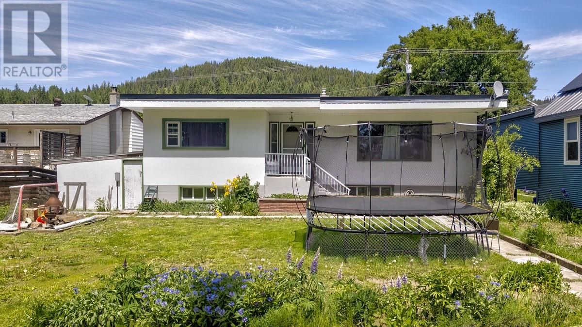 2120 Third Avenue, Rossland, British Columbia  V0G 1Y0 - Photo 1 - 10349304