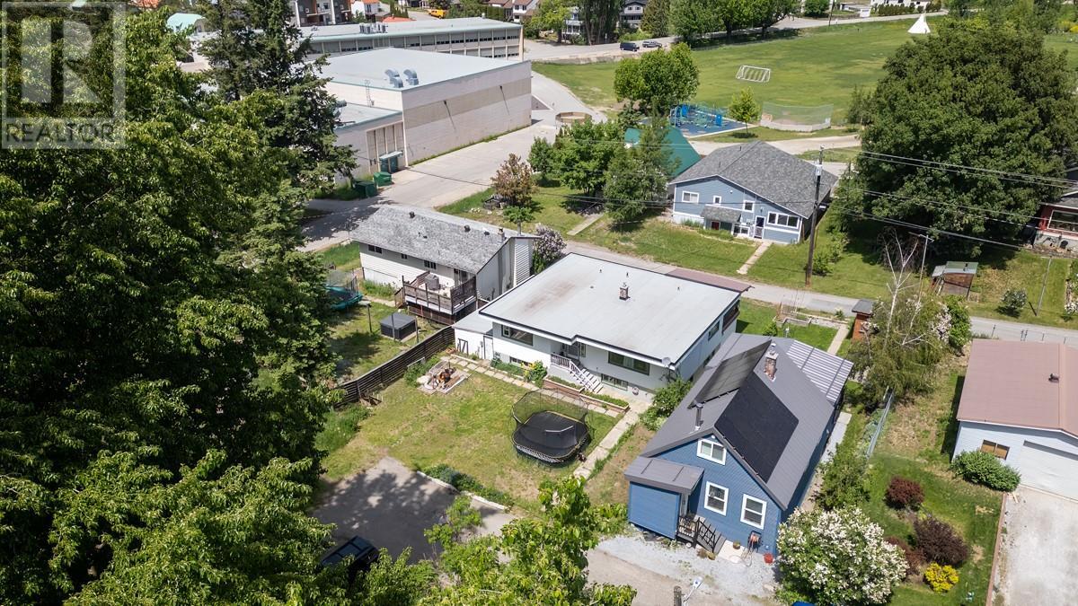 2120 Third Avenue, Rossland, British Columbia  V0G 1Y0 - Photo 2 - 10349304