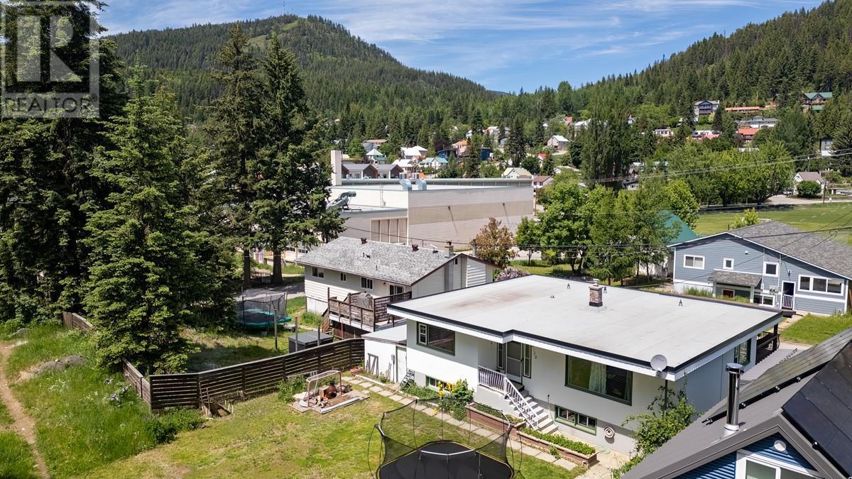 2120 Third Avenue, Rossland, British Columbia  V0G 1Y0 - Photo 3 - 10349304
