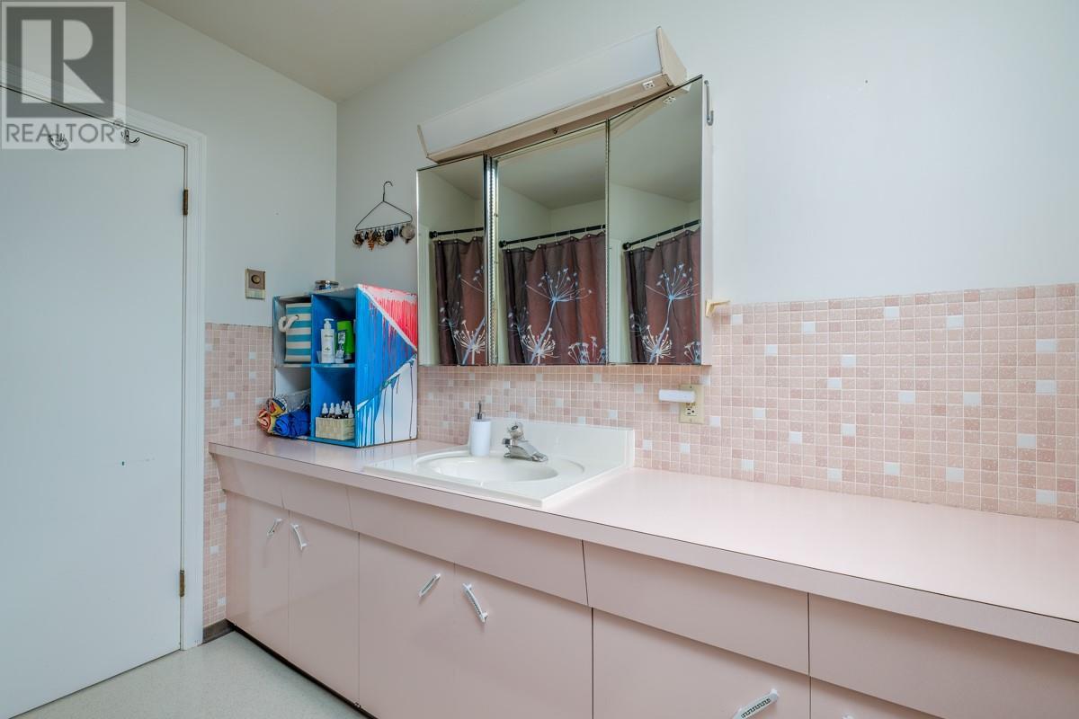 2120 Third Avenue, Rossland, British Columbia  V0G 1Y0 - Photo 32 - 10349304