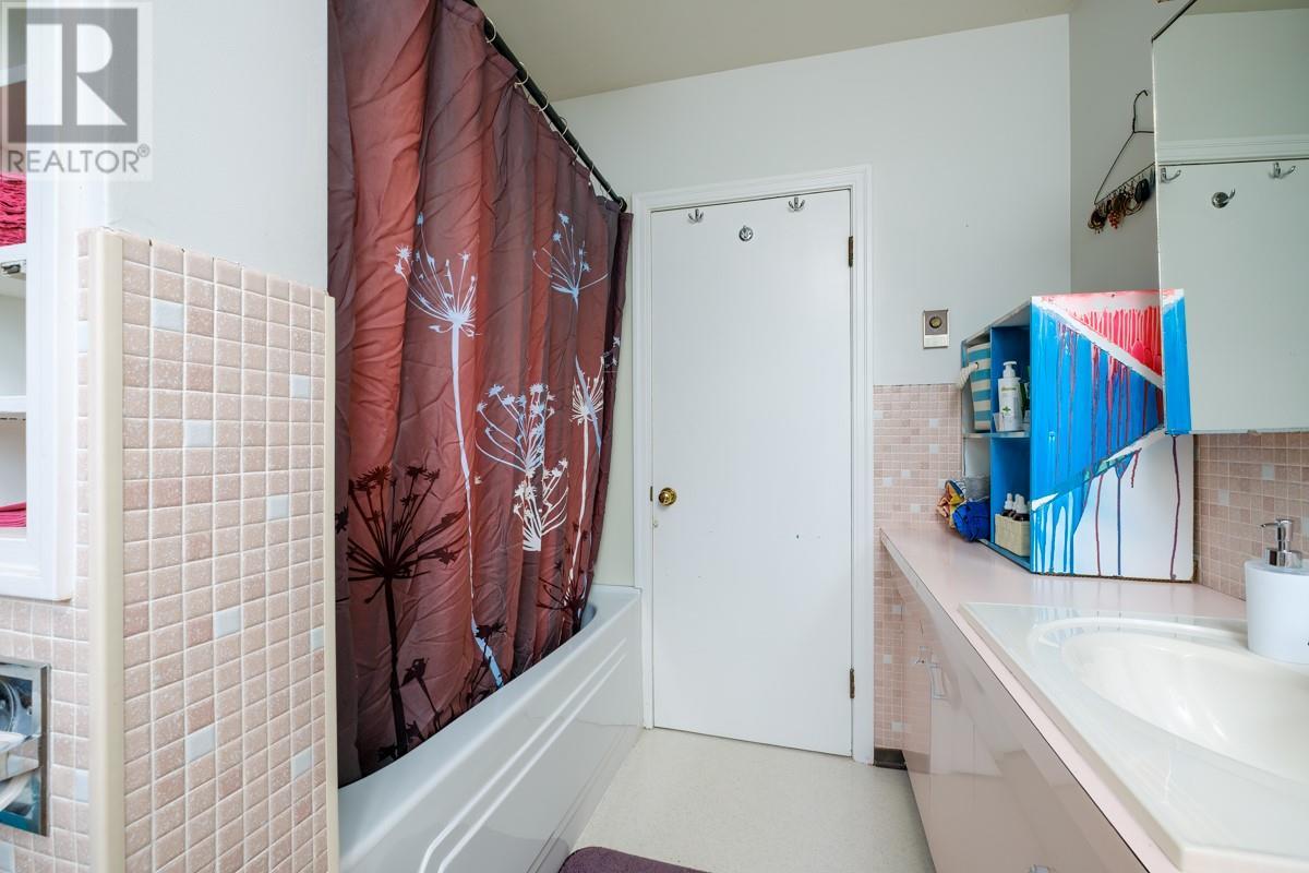 2120 Third Avenue, Rossland, British Columbia  V0G 1Y0 - Photo 33 - 10349304