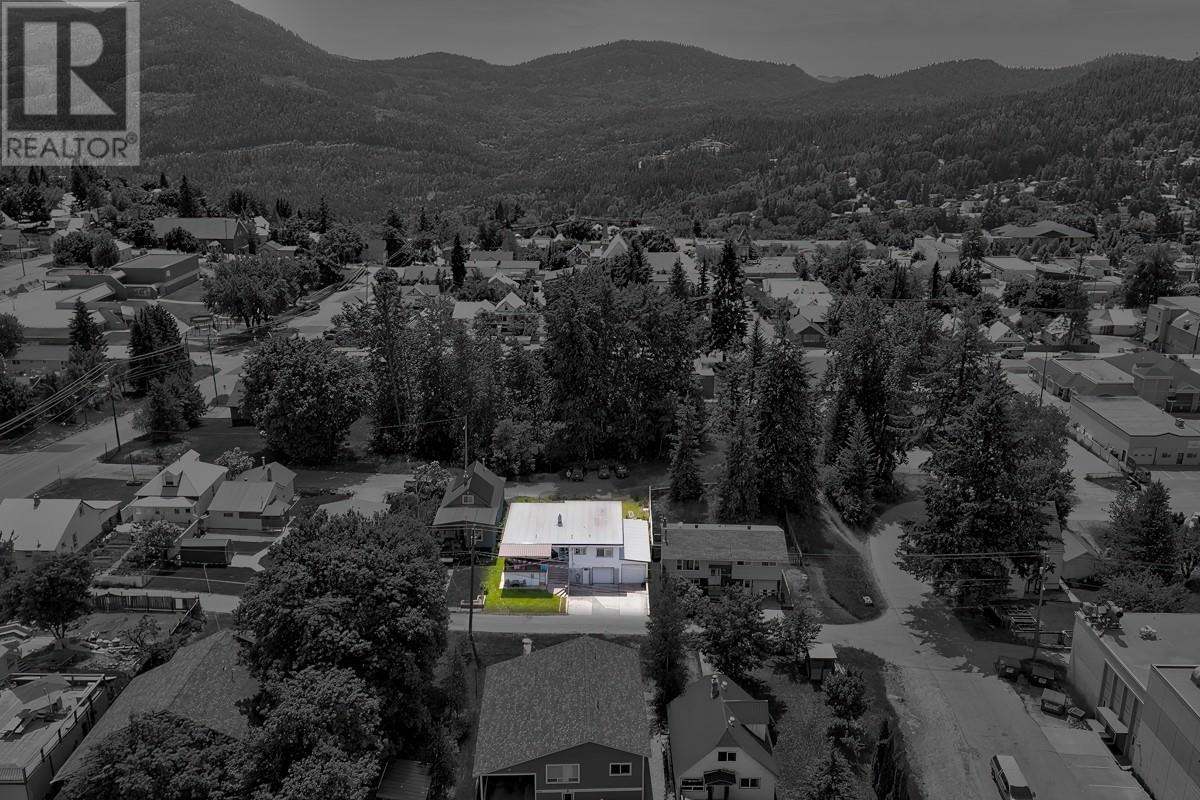 2120 Third Avenue, Rossland, British Columbia  V0G 1Y0 - Photo 7 - 10349304