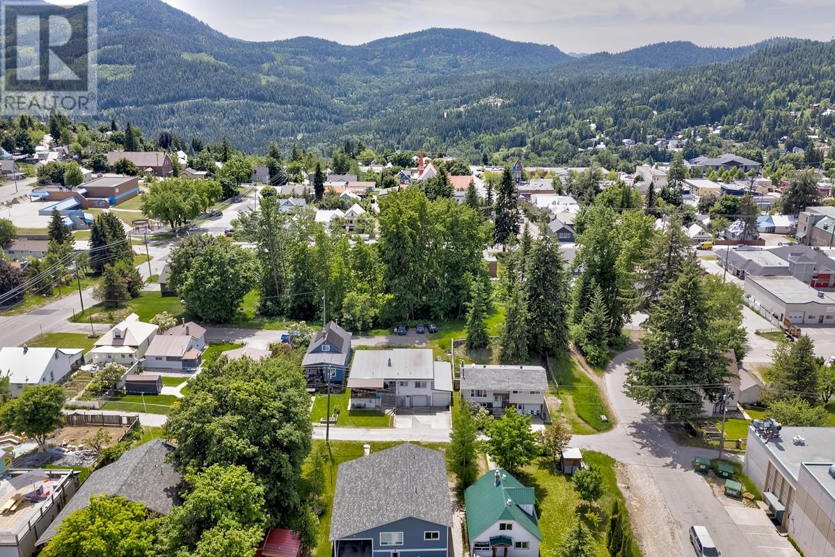 2120 Third Avenue, Rossland, British Columbia  V0G 1Y0 - Photo 8 - 10349304