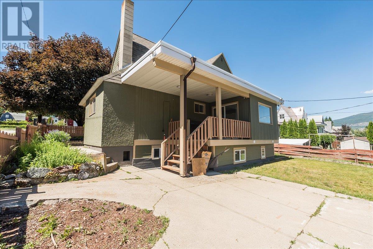 798 Kipling Street, Warfield, British Columbia  V1R 2A4 - Photo 2 - 10351473
