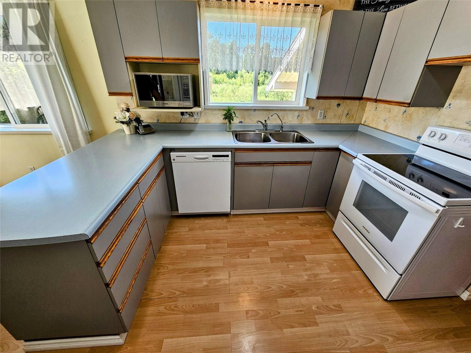 2235 Highway 3b, Fruitvale, British Columbia  V0G 1L0 - Photo 10 - 10351908