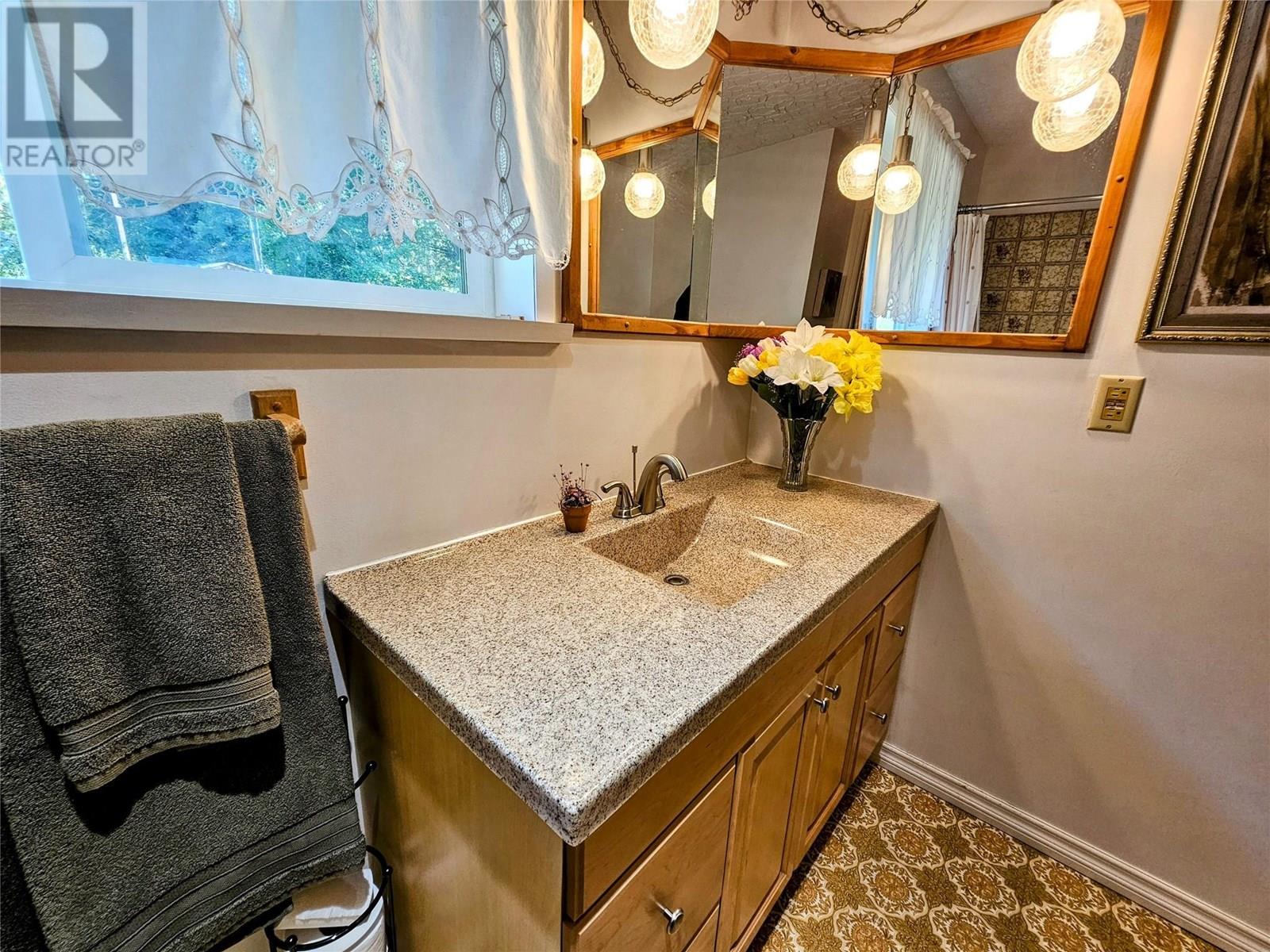 2235 Highway 3b, Fruitvale, British Columbia  V0G 1L0 - Photo 19 - 10351908