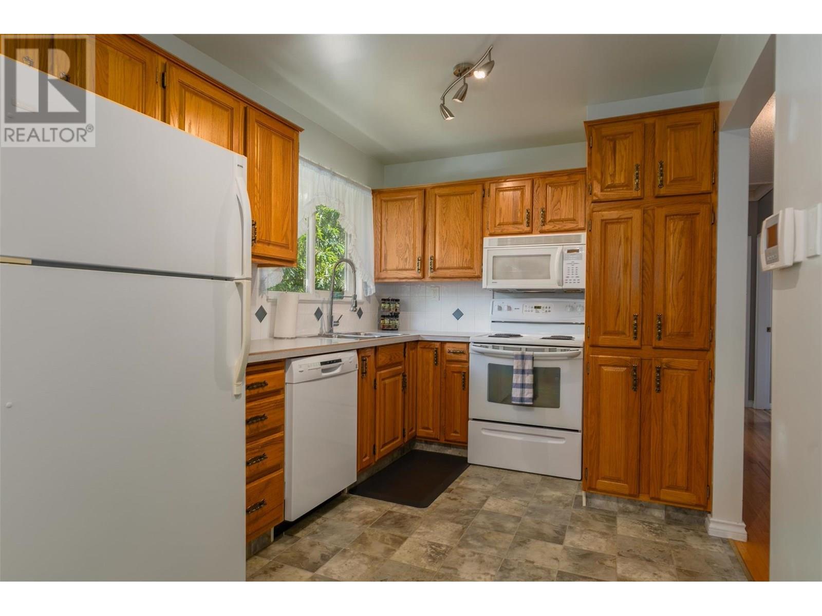 3555 Highway Drive, Trail, British Columbia  V1R 2T9 - Photo 10 - 10352216