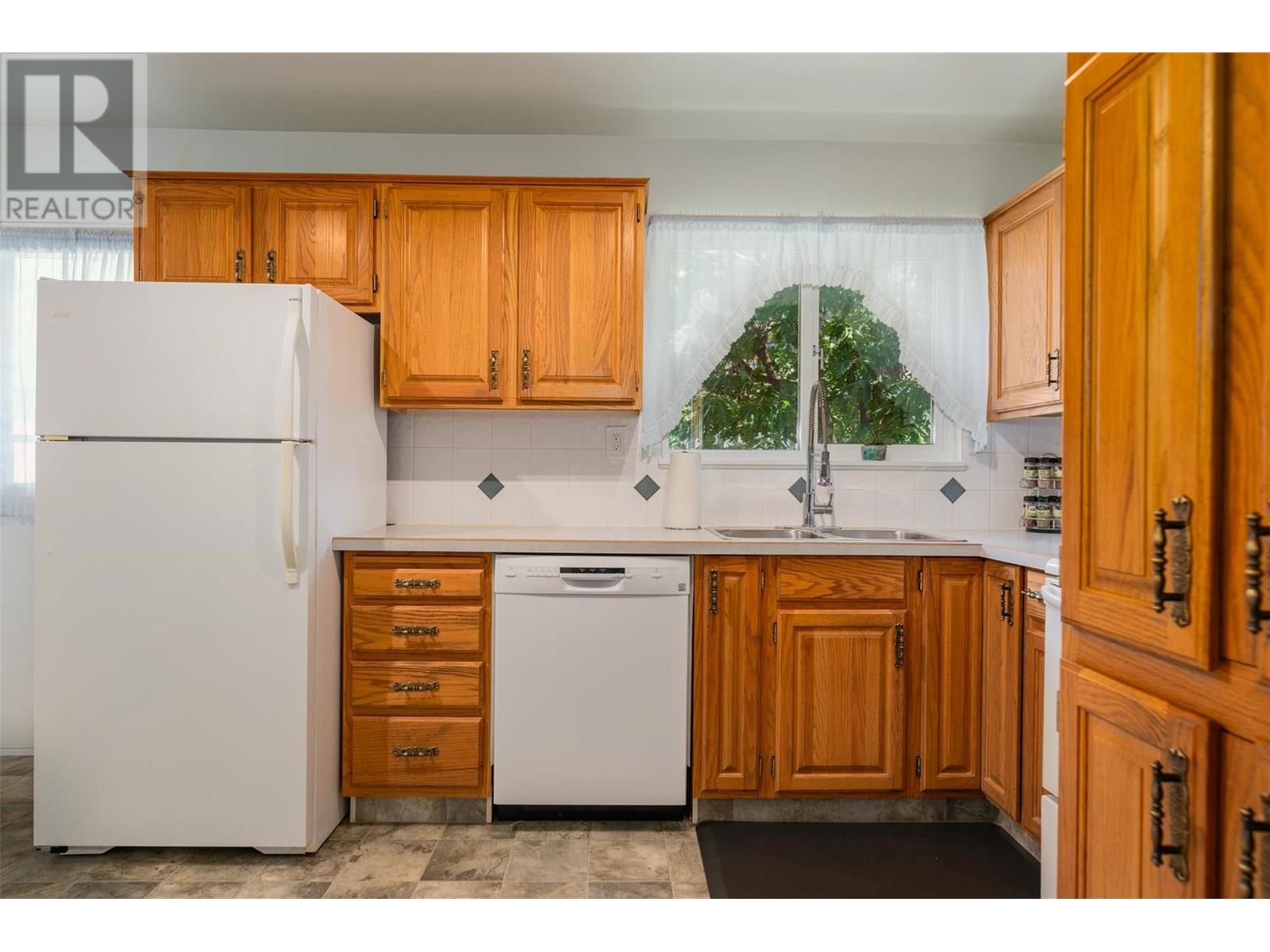 3555 Highway Drive, Trail, British Columbia  V1R 2T9 - Photo 11 - 10352216