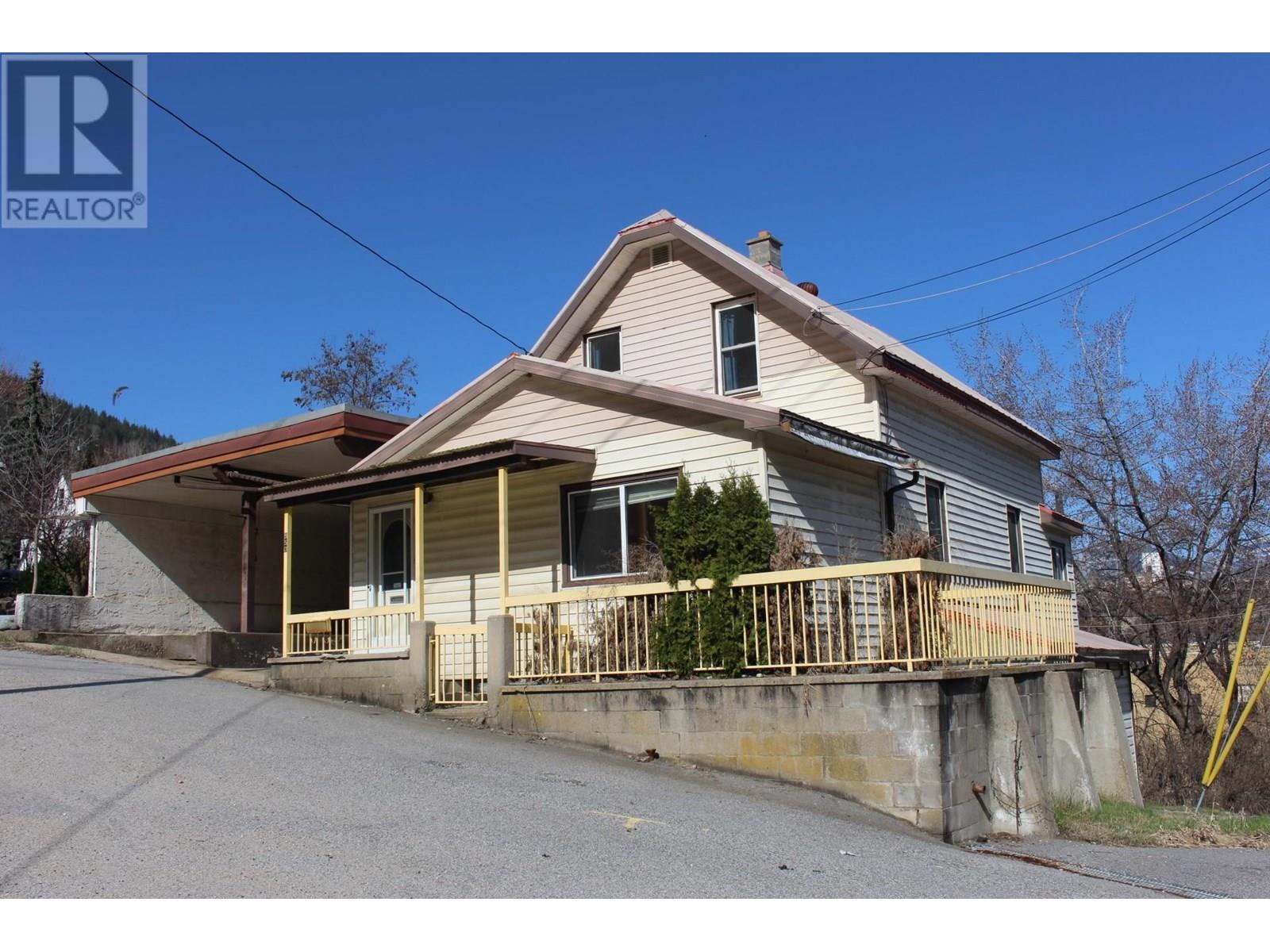 953 Aspen Street, Trail, British Columbia  V1R 3Y1 - Photo 1 - 10342851