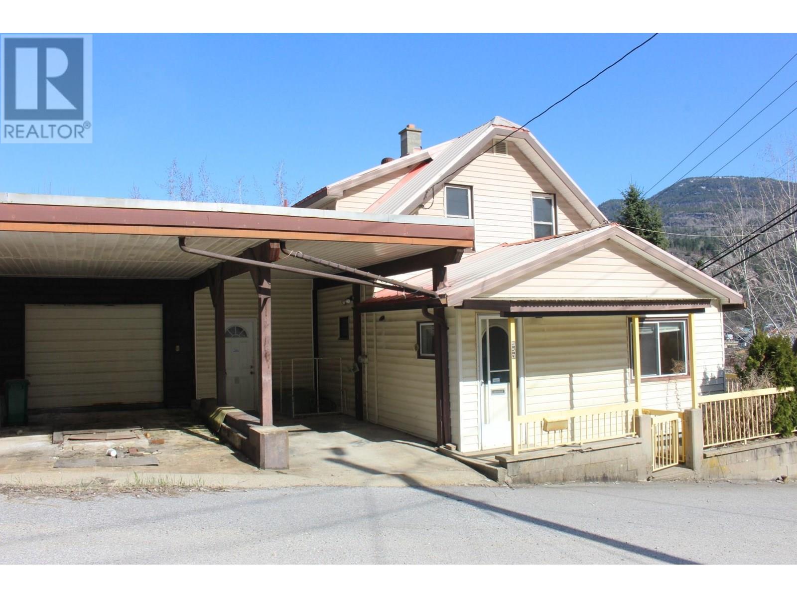 953 Aspen Street, Trail, British Columbia  V1R 3Y1 - Photo 3 - 10342851