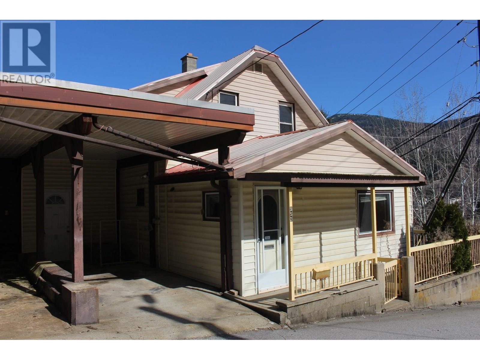 953 Aspen Street, Trail, British Columbia  V1R 3Y1 - Photo 5 - 10342851