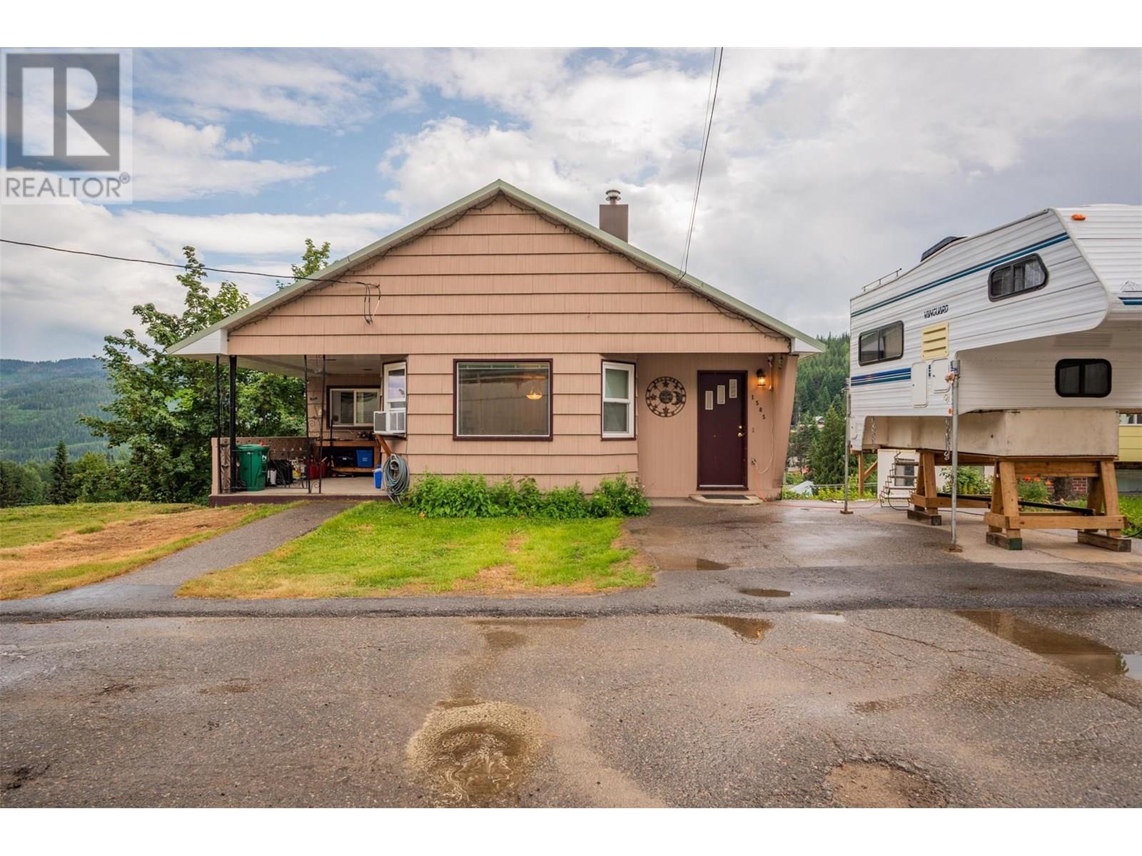 1585 Dunn Crescent, Rossland, British Columbia  V0G 1Y0 - Photo 1 - 10352364