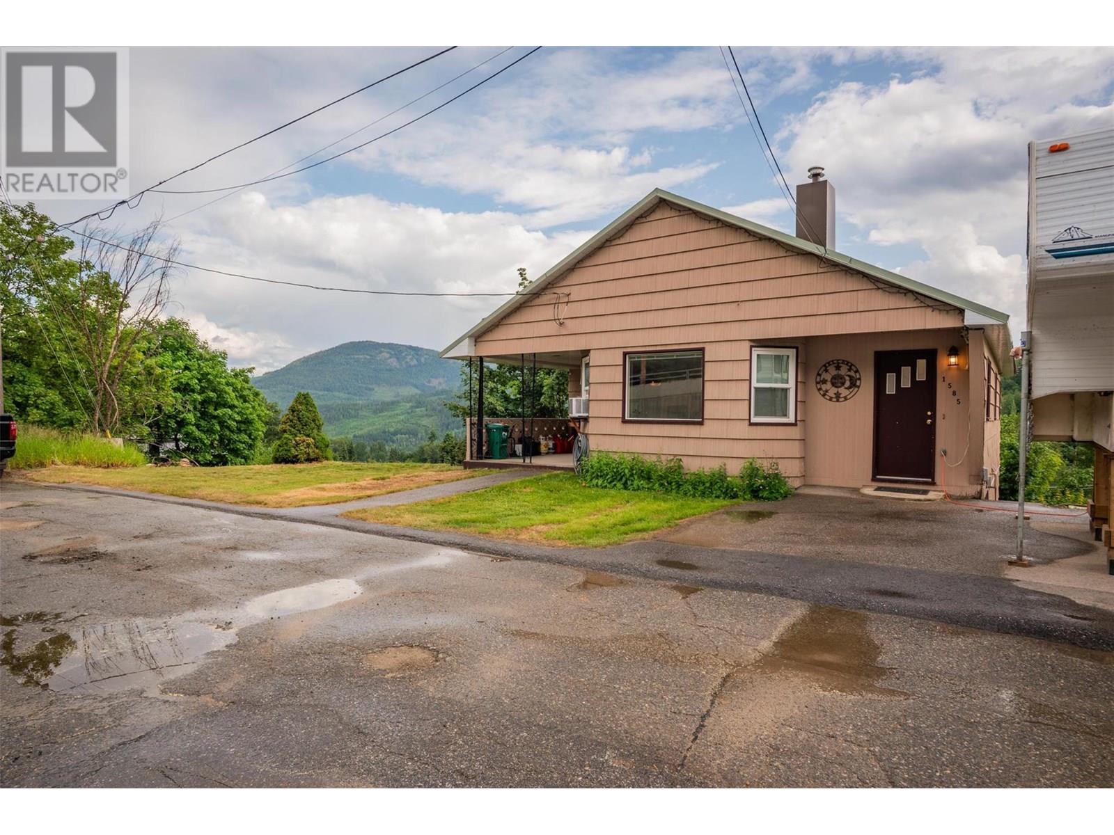 1585 Dunn Crescent, Rossland, British Columbia  V0G 1Y0 - Photo 2 - 10352364