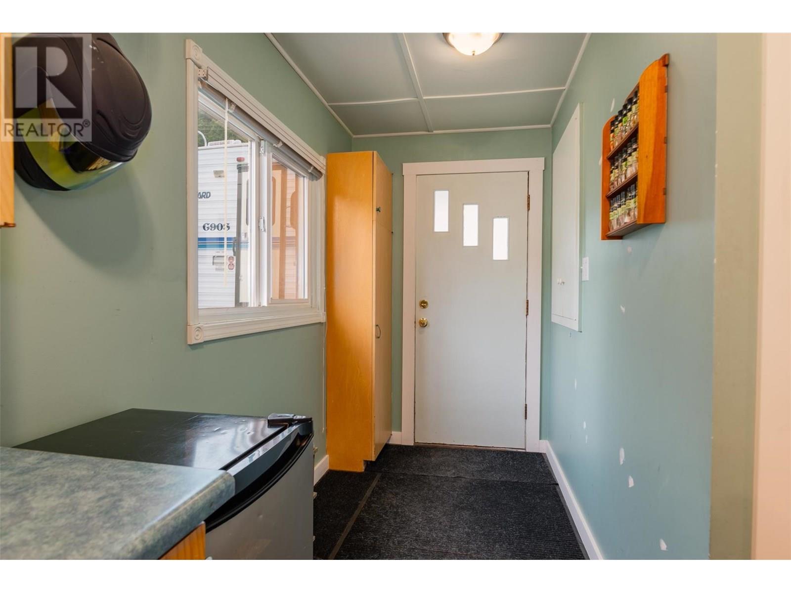 1585 Dunn Crescent, Rossland, British Columbia  V0G 1Y0 - Photo 3 - 10352364