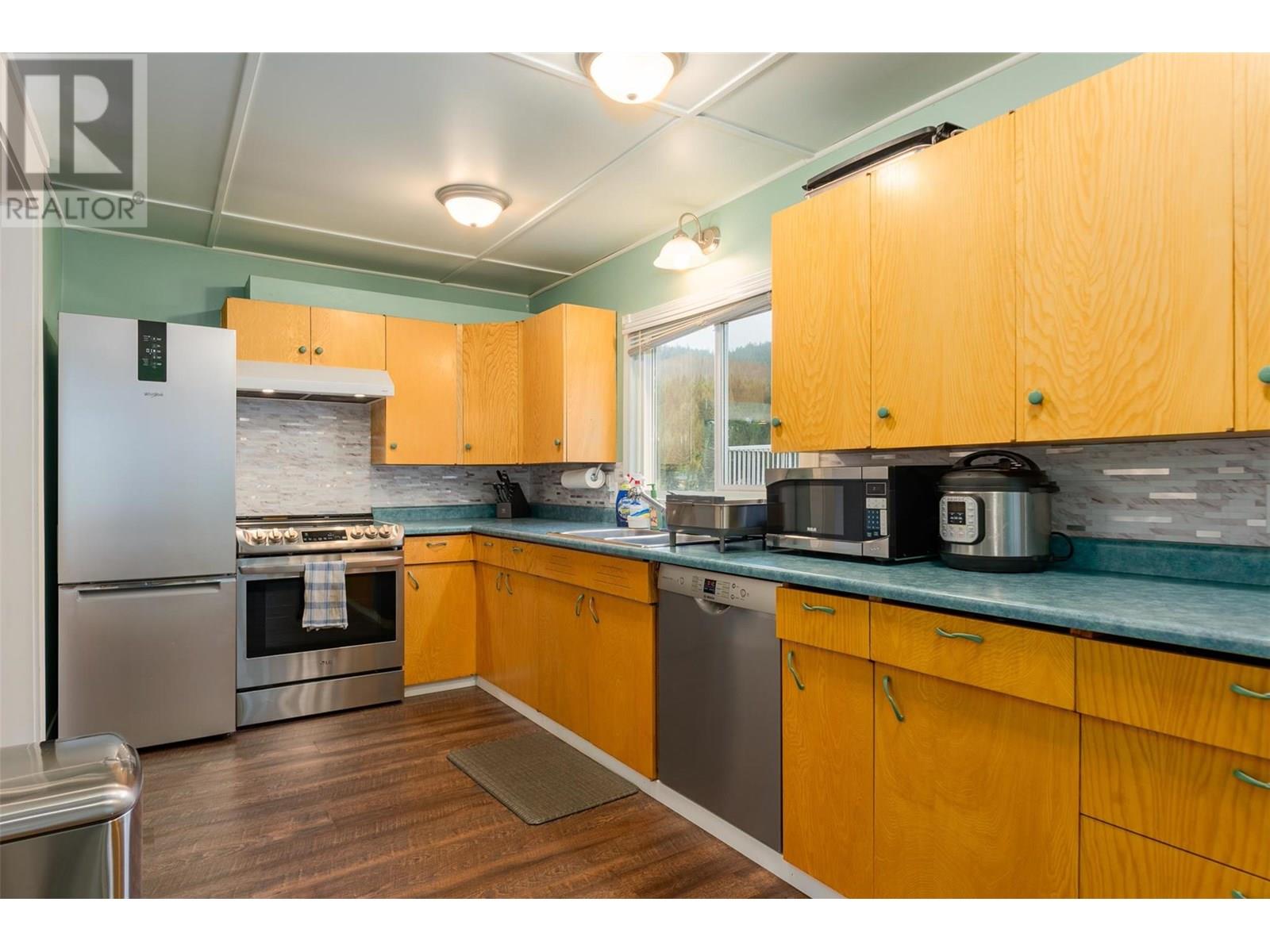 1585 Dunn Crescent, Rossland, British Columbia  V0G 1Y0 - Photo 4 - 10352364